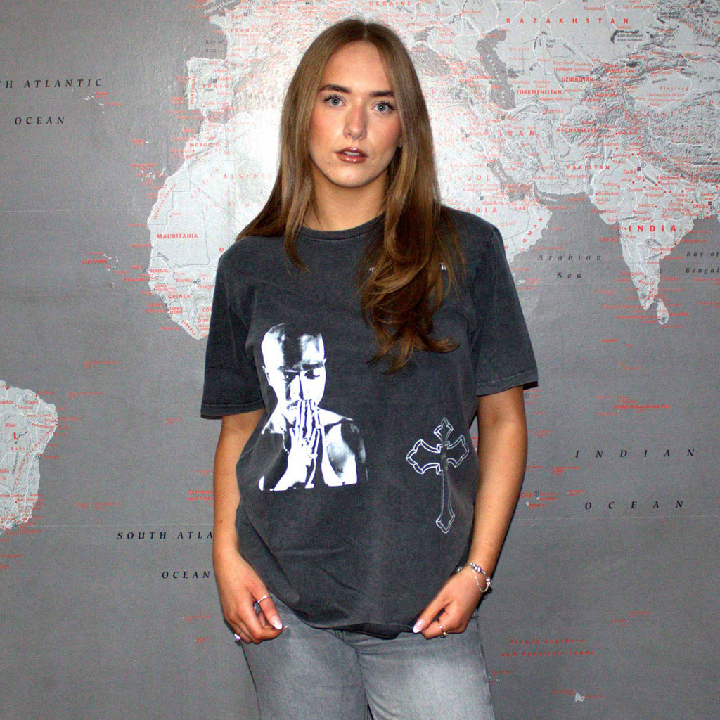 Tupac Unisex Stone Wash T-Shirt: Photo Cross (Charcoal Grey)