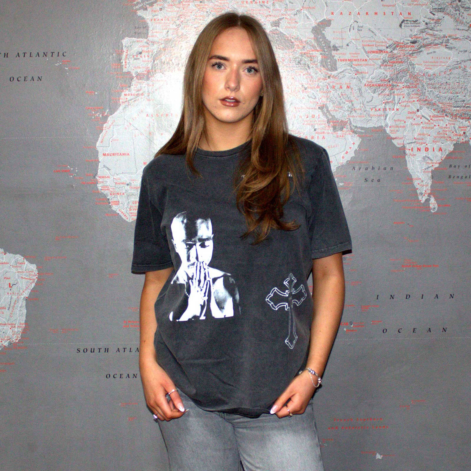 Tupac Unisex Stone Wash T-Shirt: Photo Cross (Charcoal Grey)