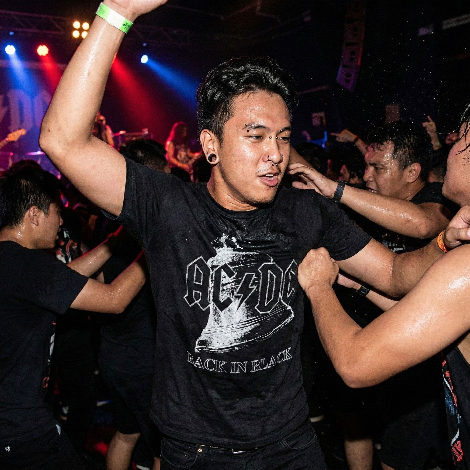 AC/DC Unisex Premium Carbon T-Shirt: Back In Black Bell (Black)