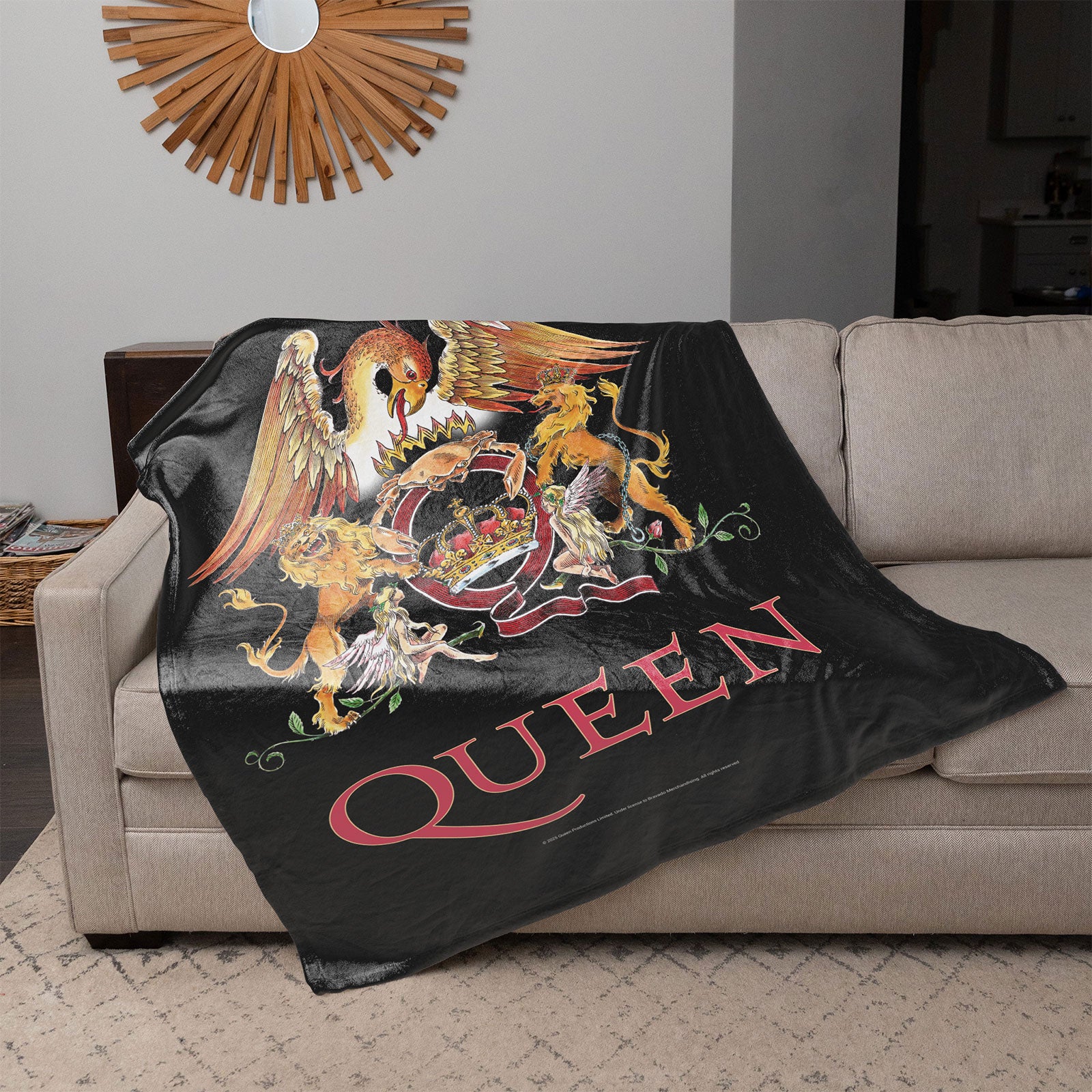 Queen Sherpa Fleece Blanket: Crest (Multicolour)