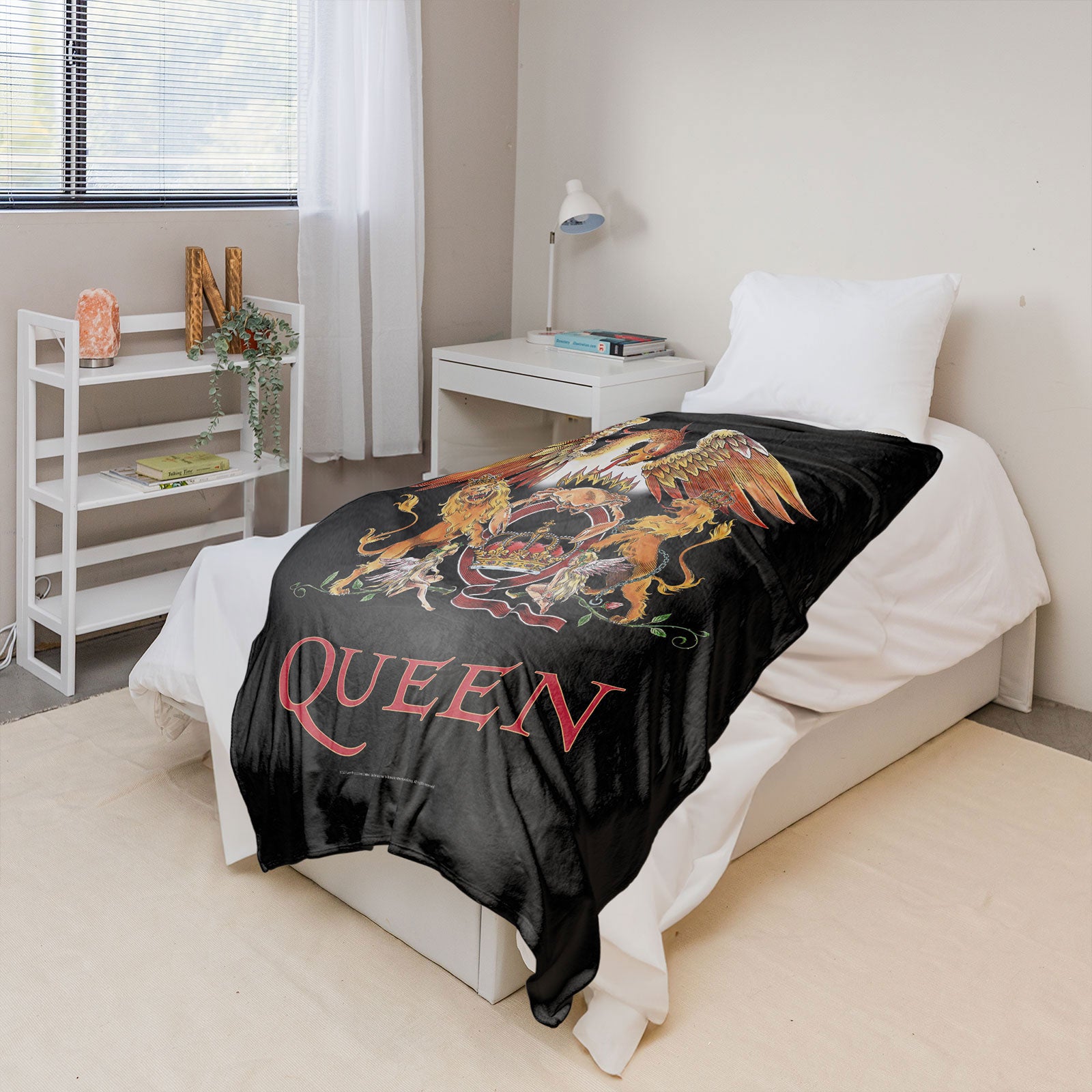 Queen Sherpa Fleece Blanket: Crest (Multicolour)