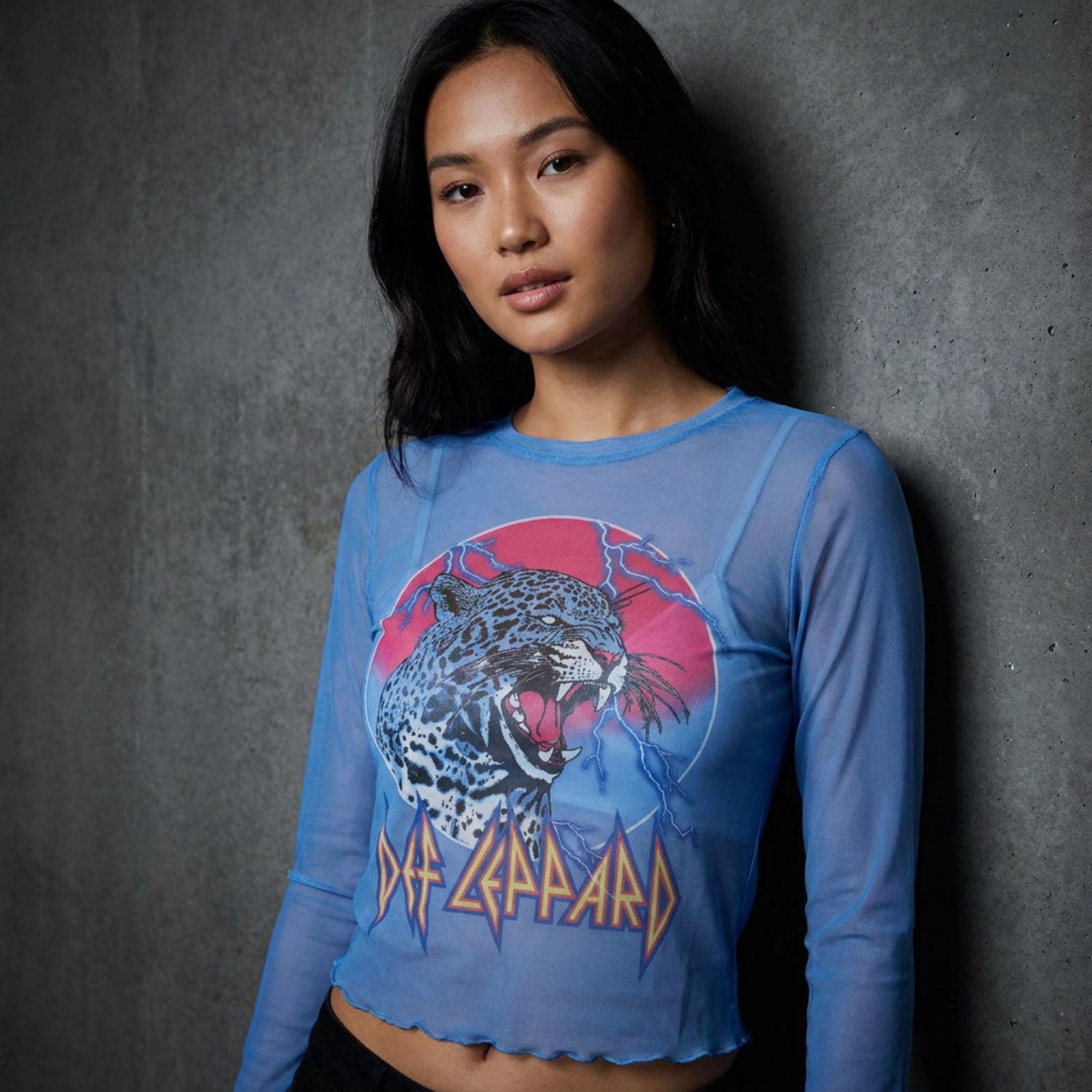 Def Leppard Ladies Long Sleeve Mesh Crop Top: Lightning Leopard (Blue)