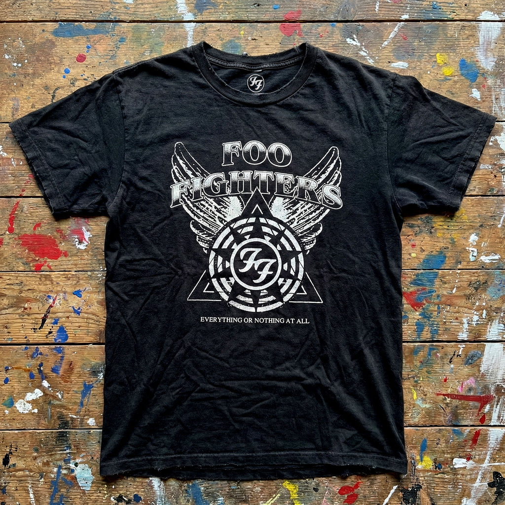Foo Fighters Unisex Premium Carbon T-Shirt: Everything or Nothing At All Logo (Black)