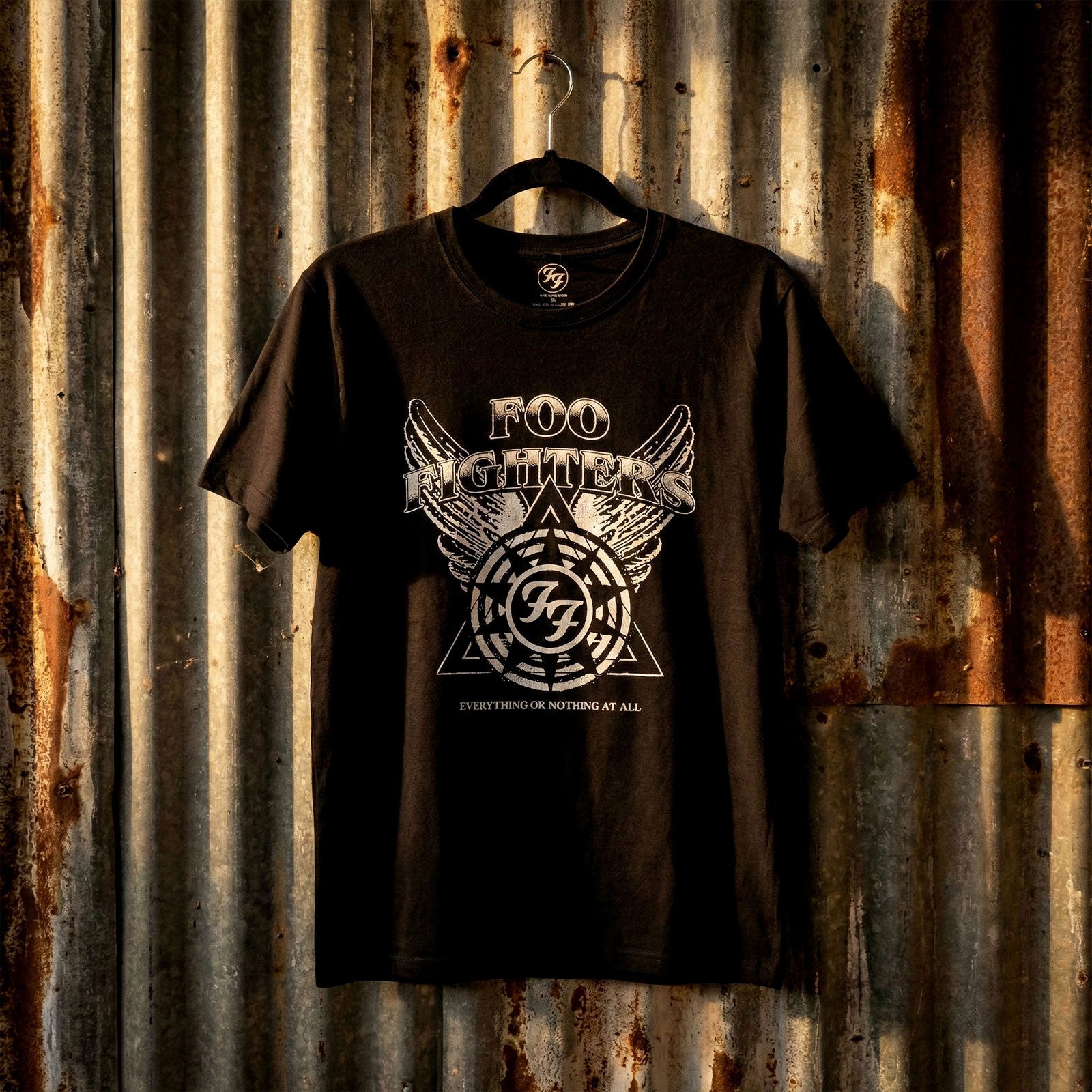 Foo Fighters Unisex Premium Carbon T-Shirt: Everything or Nothing At All Logo (Black)