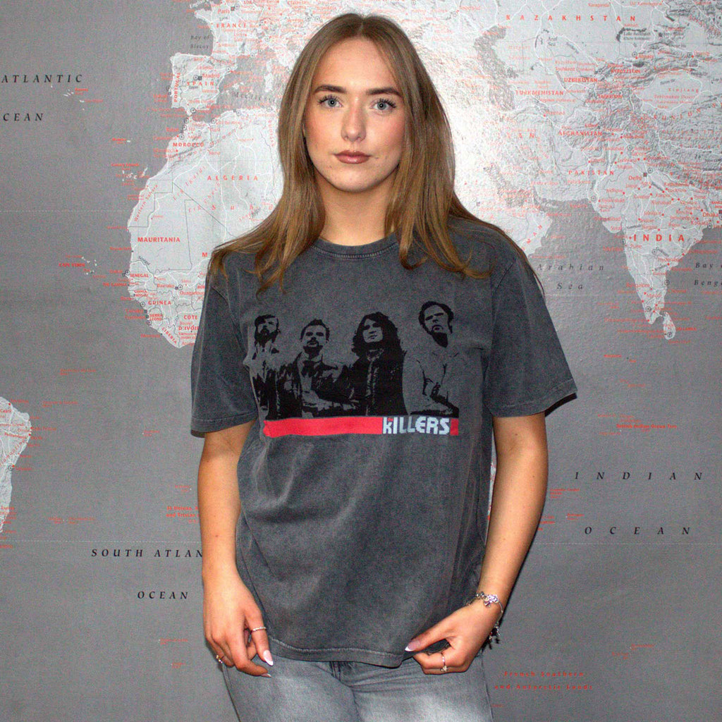 The Killers Unisex Stone Wash T-Shirt: Band Photo Mono (Charcoal Grey)