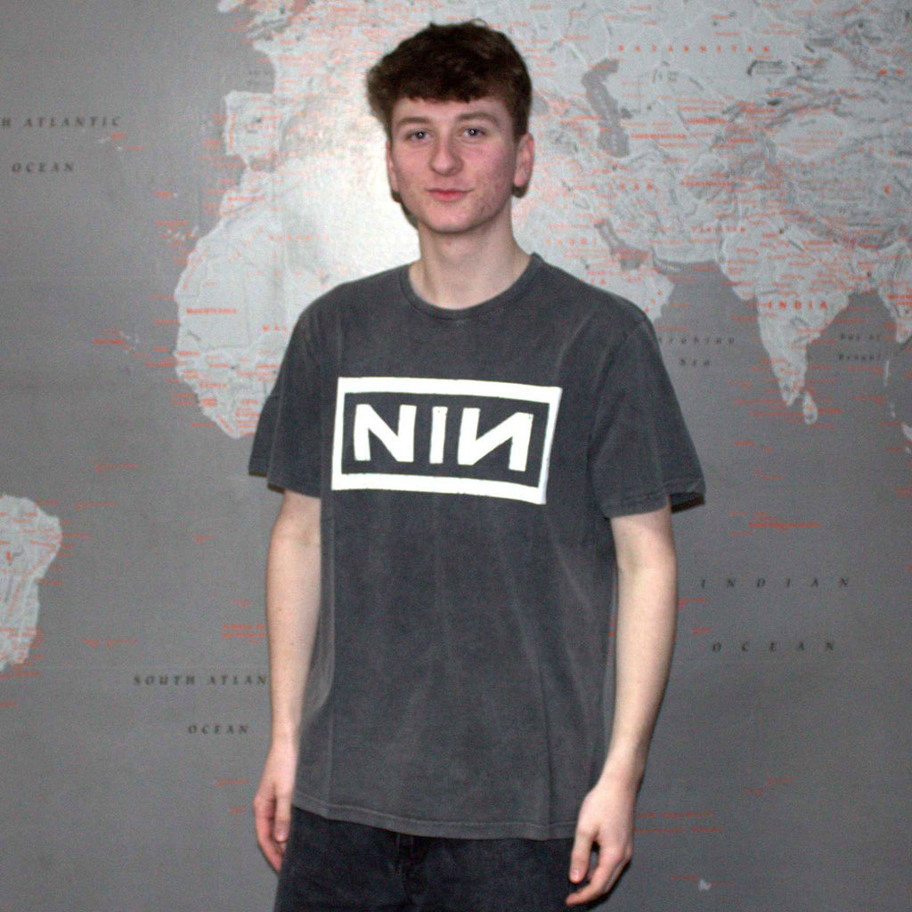 Nine Inch Nails Unisex Stone Wash T-Shirt: Classic Logo (Charcoal Grey)